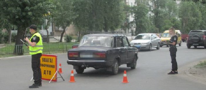 На Луганщине на переходе водитель сбил женщину с ребенком (Фото)
