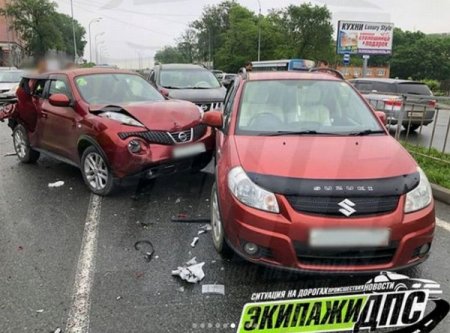 Во Владивостоке грузовик на Окатовой снёс пять иномарок