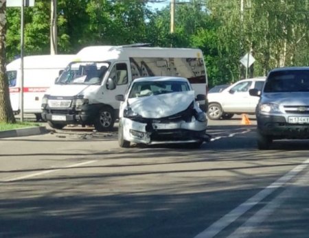 Трое взрослых и 6-летний ребёнок пострадали в ДТП с маршруткой в Брянске