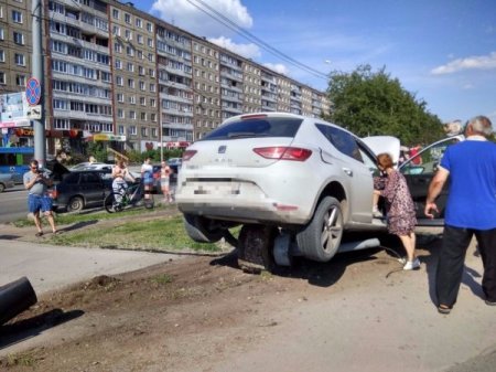 В Перми автомобиль сбил светофор, а затем повис на нем
