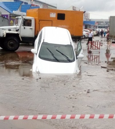 Иномарка "нырнула" в огромную яму на Новостройке в Брянске