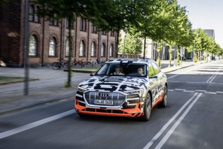 В сети рассекретили интерьер первого электрокроссовера Audi E-Tron