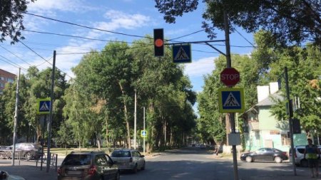 На перекрестке ул. Каховской и пр. Юных Пионеров в Самаре установили светофор