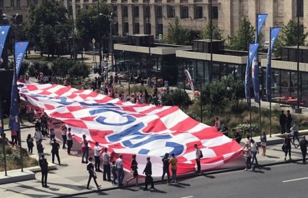 Хорватские болельщики прошли в центре Москвы с огромным флагом в благодарность России
