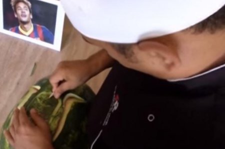 Китаец смог вырезать лица футболистов ЧМ-2018 на арбузах (видео)