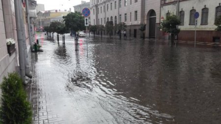 В Смоленске лежачий полицейский затопил весь двор