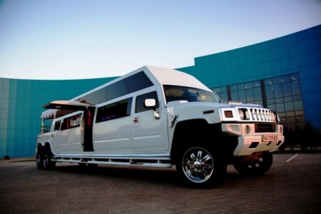 Уникальный 25-местный лимузин Mega Hummer прокатился по Воронежу