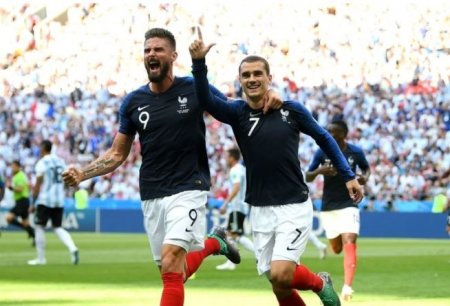 Футболисты французской сборной облили главного тренера шампанским после финала ЧМ-2018