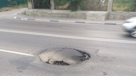 В Воронеже посреди дороги на набережной обнаружили «вход в метро»