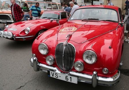 В Москве состоялось юбилейное ГУМ-Авторалли с уникальными ретро машинами