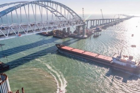 На Крымском мосту положили первые рельсы. Видео