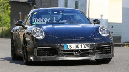 Новый спорткар Porsche 911 GTS засветился на свежих шпионских фото