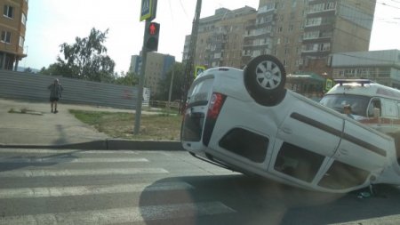 LADA Largus перевернулась на дороге Тольятти