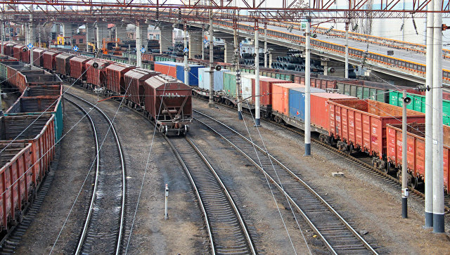 На Украине четырнадцать вагонов грузового поезда сошли с рельсов