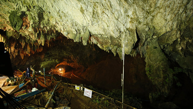В Таиланде в пещере с запертыми детьми погиб дайвер