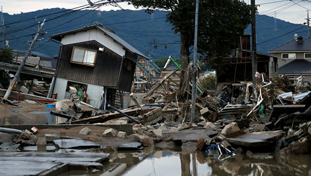 Число жертв последствий ливневых дождей в Японии возросло до 100 человек