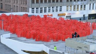 Photographer Spencer Tunick undresses Melbourne