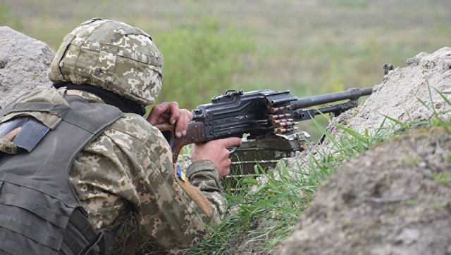 В Донбассе украинские военные провели учения со стрельбой из танков и БМП