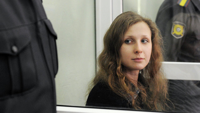 Суд оштрафовал Алехину из Pussy Riot на 400 тысяч рублей