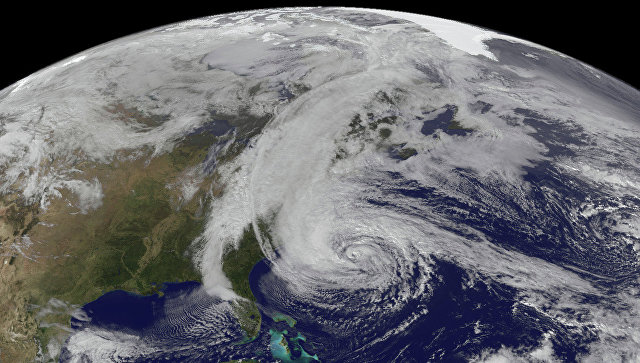 Ураган "Крис" в Атлантике усилился до второй категории опасности
