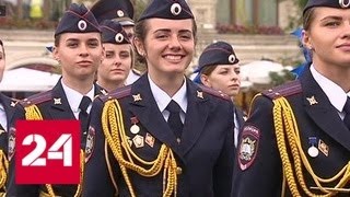 Будущие полицейские осыпали Красную площадь деньгами - Россия 24