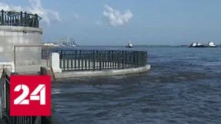 Паводок в Амурской области обрушил в реку строительный кран - Россия 24