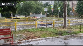 Жители Тольятти устроили заплыв по затопленной после ливня улице