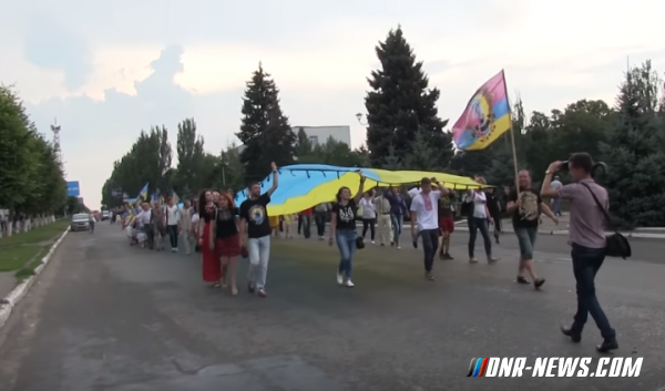 Украинские власти провели "невиданный парад" в Лисичанске по случаю дня захвата города