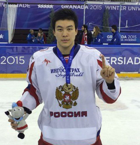 У хоккеиста Олега Ли угнали автомобиль за полтора миллиона рублей