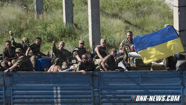 Украинские силовики открыли огонь по окраинам Докучаевска, горит сельхозпредприятие
