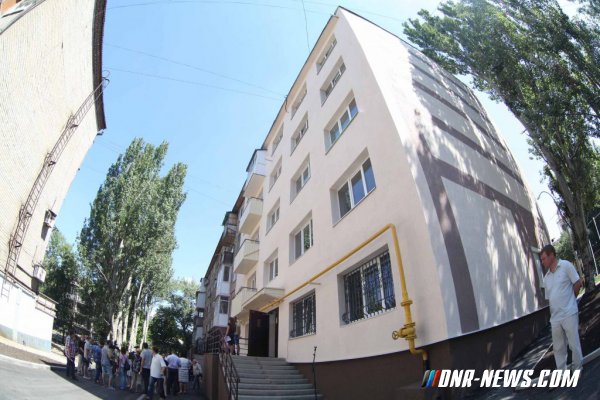 Жители восстановленного после взрыва газа дома в центре Донецка получили ключи от квартир