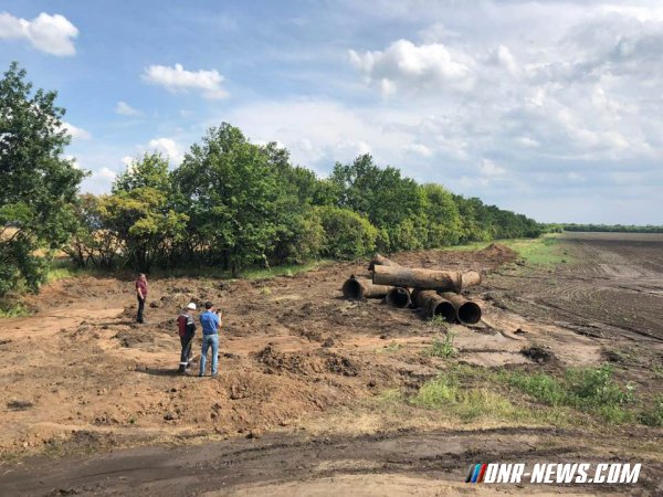 Украинские мародеры показали "мастер-класс", выкопав 900-мм трубу Второго Донецкого водопровода