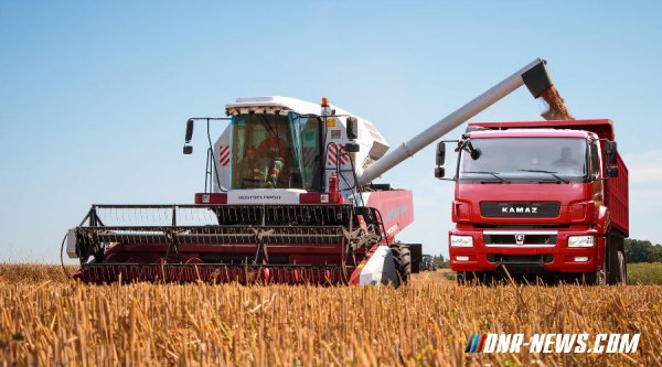 Аграрии ДНР продолжают уборку урожая, несмотря на выпавшую в июле трехмесячную норму осадков