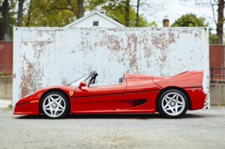 С молотка пустят первый экземпляр Ferrari F50