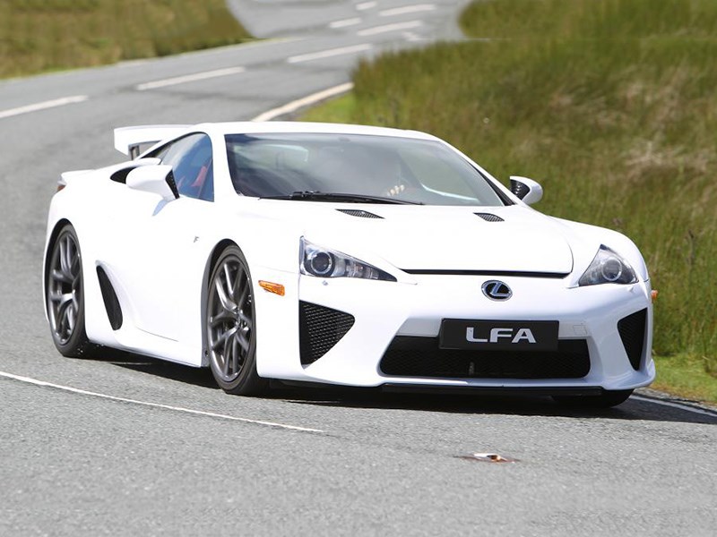 Lexus не может распродать суперкары LFA