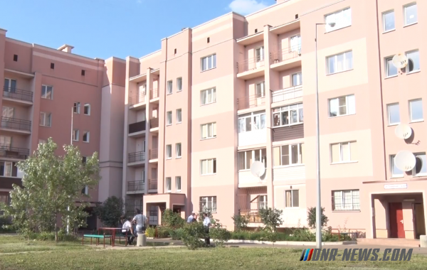 Глава ДНР вручил многодетной семье из Донецка ключи от новой трехкомнатной квартиры