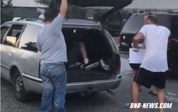 В Одессе предприимчивый таксист погрузил двоих пассажиров в багажник