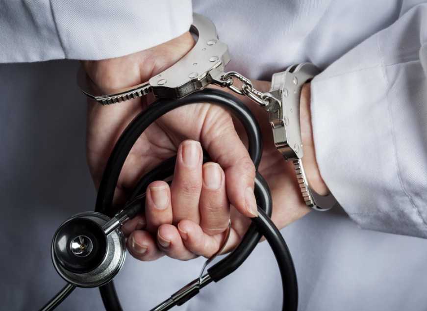 В Ижевске врач выпил стакан спирта и жестоко изнасиловал пациентку