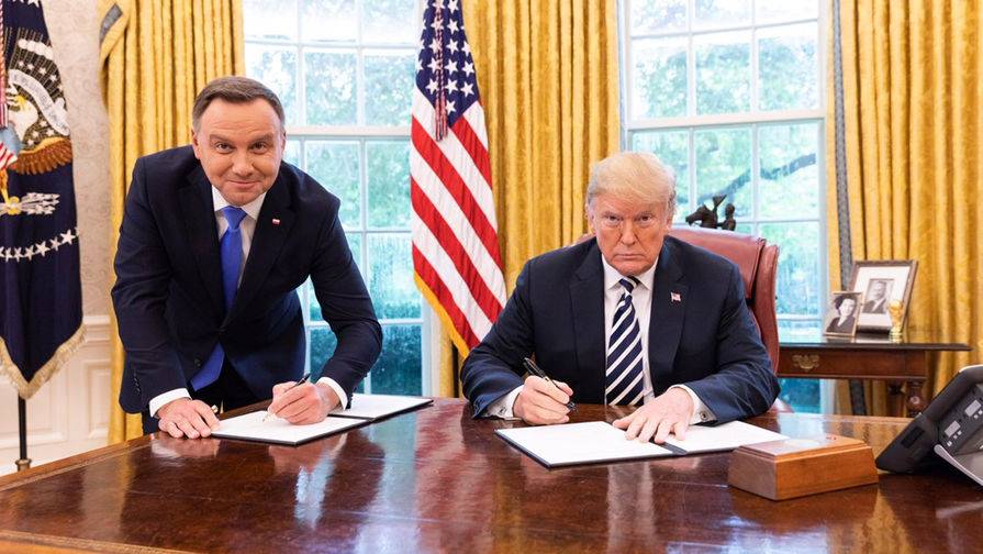 Журналиста польского телеканала уволили за фото Дуды с Трампом