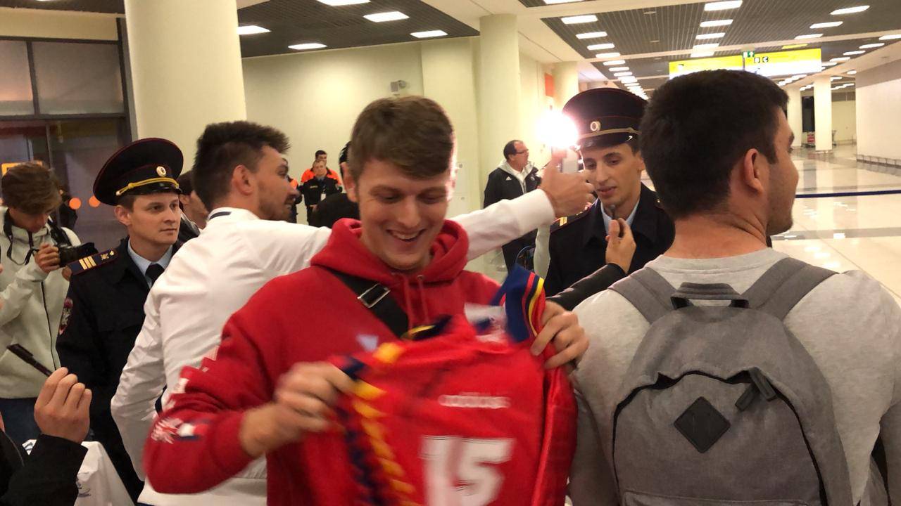 Фотофакт: Российские фанаты встретили команду Реал Мадрид в Москве