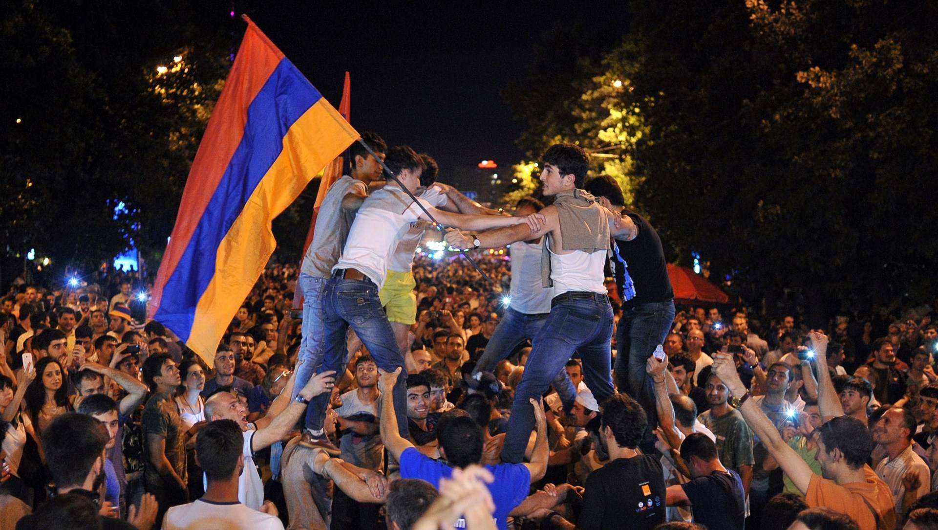 В Ереване снова проходят массовые протесты