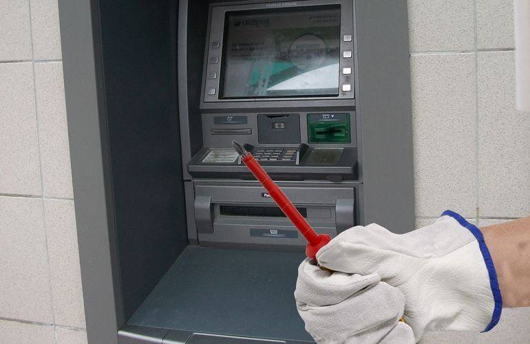 В Североморске находчивый мужчина «обчистил» банкомат