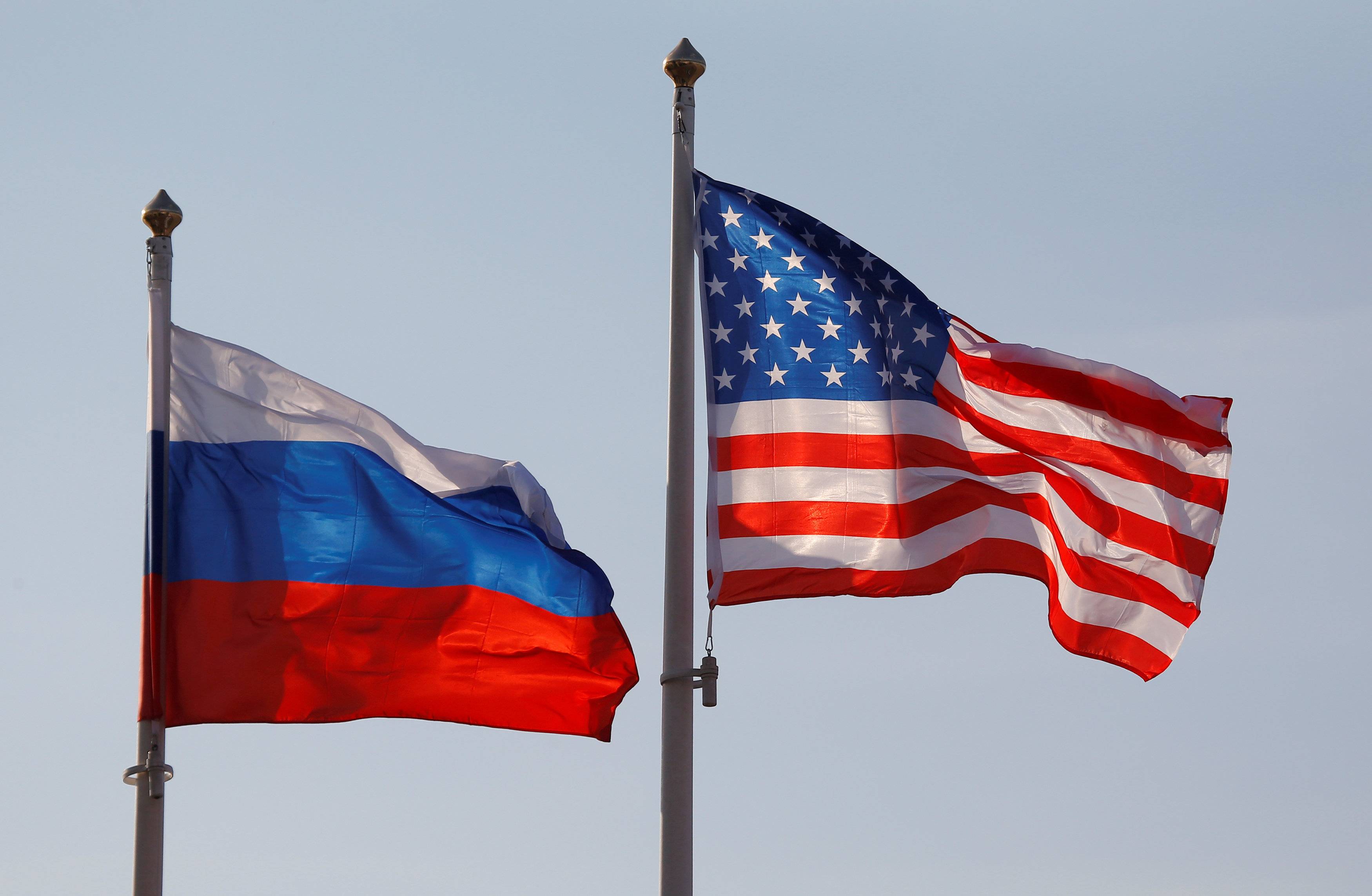 American in russia. Флаг Федерации США. Россия и США. Флаг России и США. Российский и американский флаги.