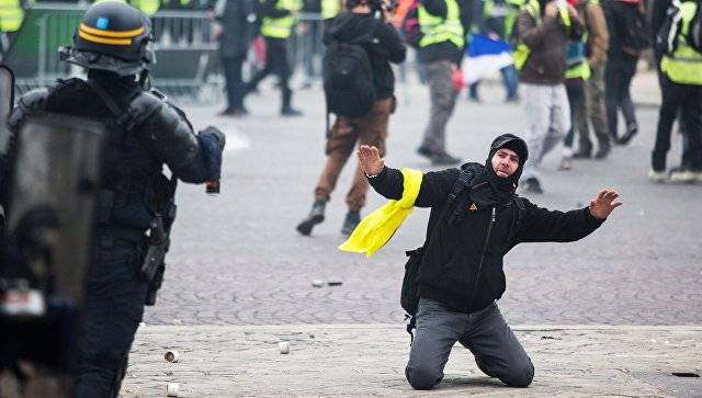 Политический кризис во Франции: Париж готовиться к новым протестам