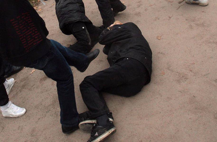 В Новошахтинске парня до полусмерти избили за то, что он плохо одет