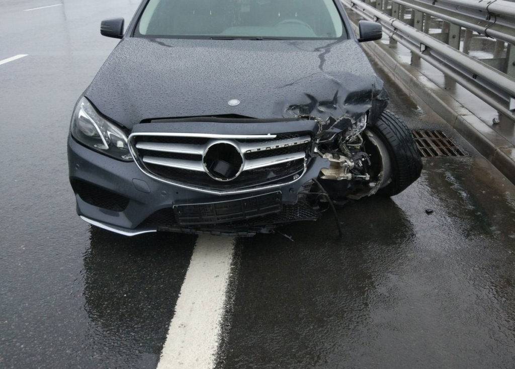 Школьница на Mercedes-Benz сбила инспектора ГИБДД