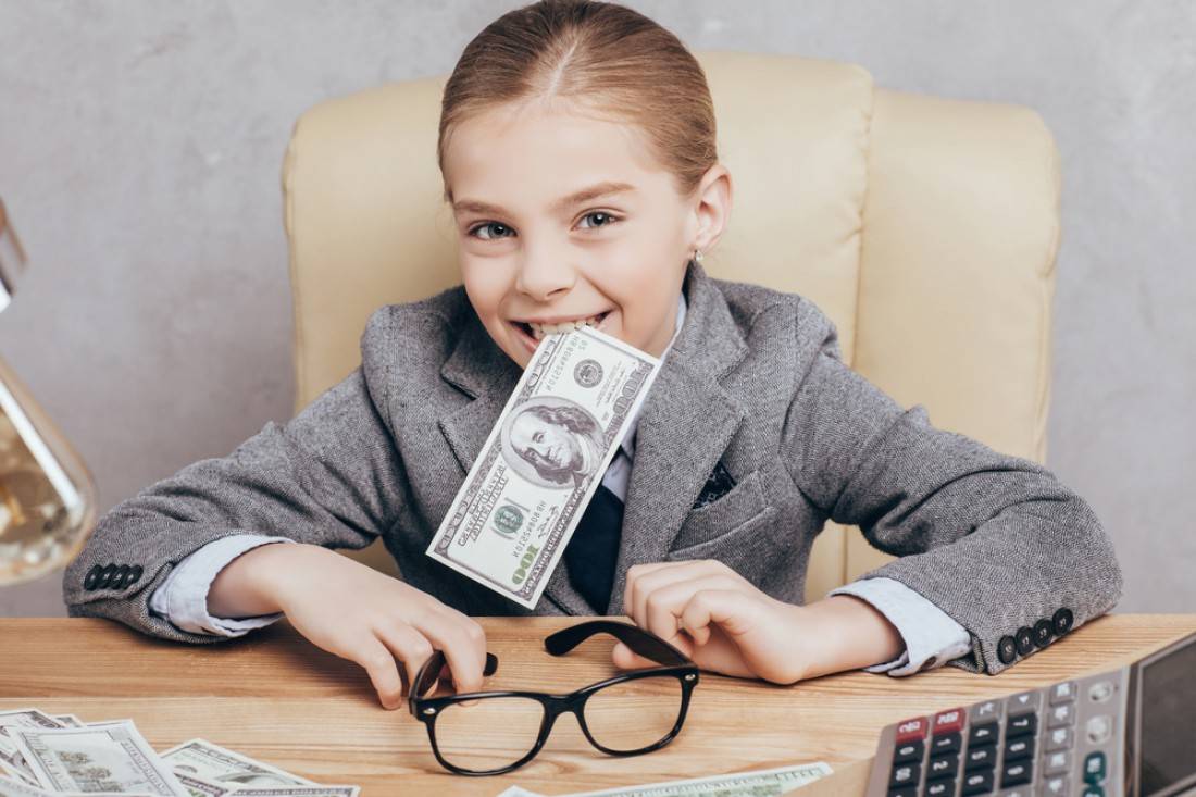 Психологи рассказали, как правильно научить детей пользоваться деньгами