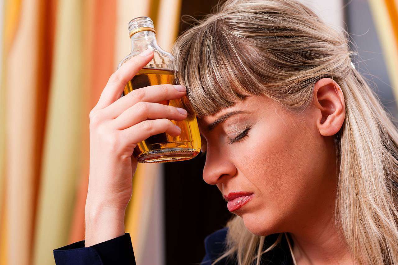 Эксперты назвали самые уязвимые для алкоголизма категории населения