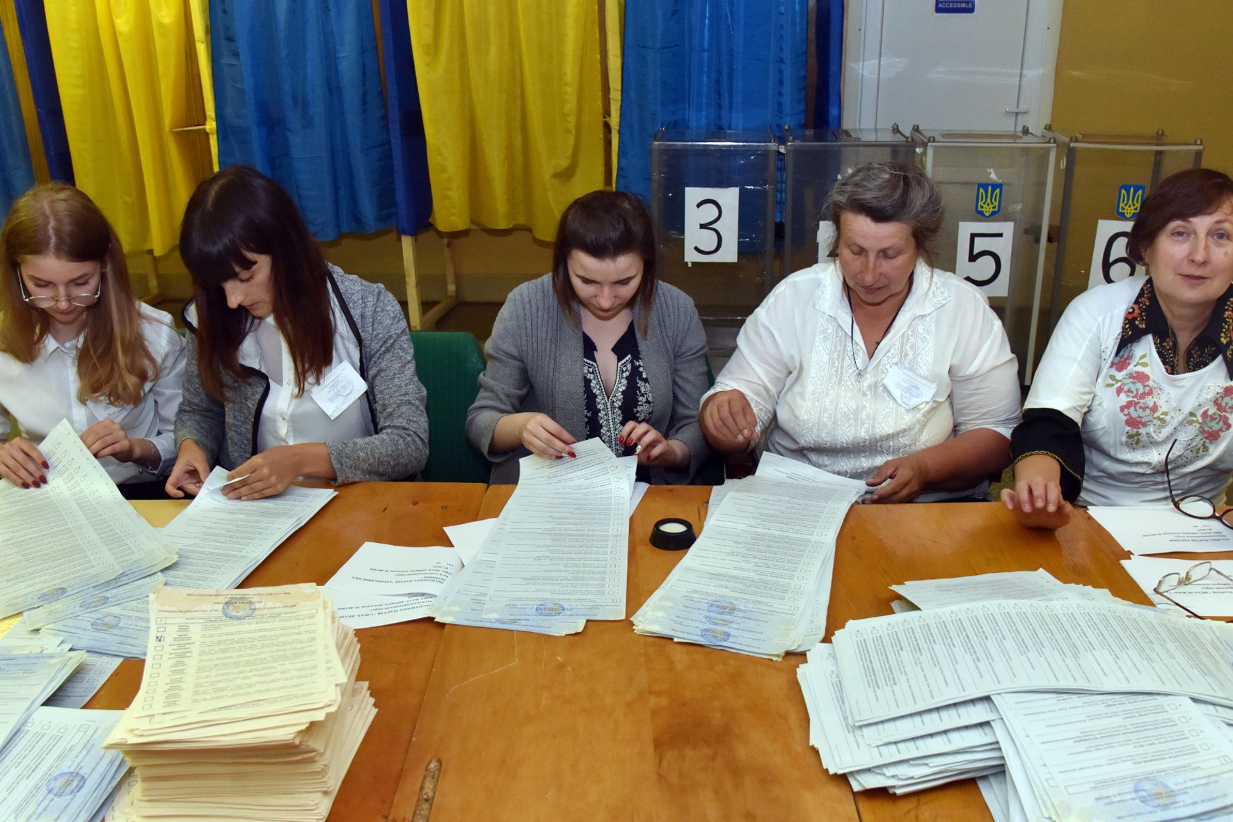 Партия Зеленского лидирует на выборах в Раду