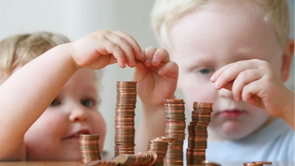 Родители детей в возрасте от 3 до 7 лет получат выплаты